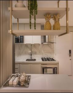 a kitchen with a sink and a counter top at Flat encantador Slaviero Complexo Heron Marinho in Campina Grande