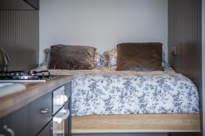 Postel nebo postele na pokoji v ubytování Cabin In The Woods - 1 Bedroom Lodge - Kilgetty