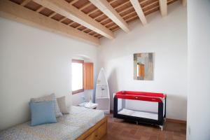 een slaapkamer met een bed en een wastafel bij Let's Holidays NICE HOUSE CLOSE TO THE CASTLE in Tossa de Mar