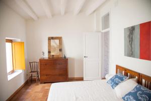 een slaapkamer met een bed, een dressoir en een spiegel bij Let's Holidays NICE HOUSE CLOSE TO THE CASTLE in Tossa de Mar