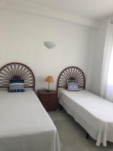 two beds sitting next to each other in a bedroom at Apartamento de playa in Denia