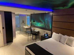 a bedroom with a large bed and a bathroom at Sky Motel Itaqua in Itaquaquecetuba