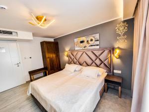 una camera con un grande letto di Heritage Hotel Stypia a Crikvenica