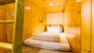 Piccola camera con letto in una cabina di legno. di Hello Inn a Magong