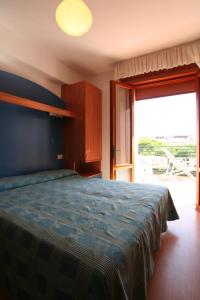 Un pat sau paturi într-o cameră la Hotel Midi