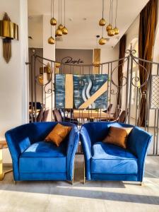 due sedie blu in una stanza con tavolo di Heritage Hotel Stypia a Crikvenica