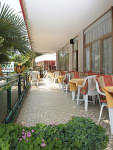 Restoran atau tempat lain untuk makan di Hotel Midi