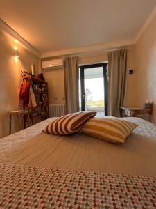 1 cama grande en un dormitorio con ventana en Collimare Rooms & Sailing near 5 Terre, en Vezzano Ligure