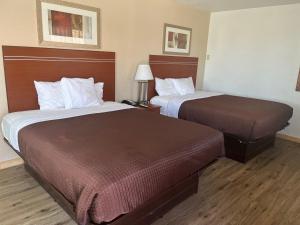 Кровать или кровати в номере Valley Motel