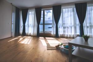 ein Wohnzimmer mit Meerblick in der Unterkunft Zornitsa Apart in Primorsko