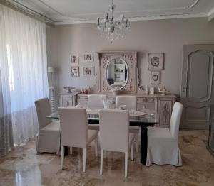 - une salle à manger avec une table, des chaises et un miroir dans l'établissement La Casa di Luzzo, à Agrigente