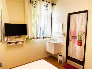 TV a/nebo společenská místnost v ubytování Hello Inn