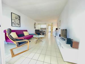 sala de estar con sofá y TV en LOVELY LOFT IN SITGES by hlclub HUTB-11931 SOC, en Sitges