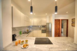 Η κουζίνα ή μικρή κουζίνα στο Large and comfortable 2-bedroom apartment in St. Julian's DBRI1-1