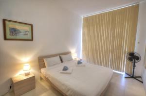 Ένα ή περισσότερα κρεβάτια σε δωμάτιο στο Large and comfortable 2-bedroom apartment in St. Julian's DBRI1-1