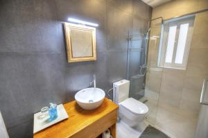 uma casa de banho com um lavatório, um WC e um chuveiro em Large and comfortable 2-bedroom apartment in St. Julian's DBRI1-1 em St. Julian's