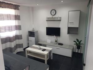 Televízia a/alebo spoločenská miestnosť v ubytovaní Rezeda Apartman