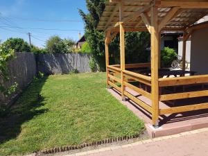 Vonkajšia záhrada v ubytovaní Rezeda Apartman