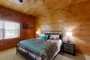 Tempat tidur dalam kamar di Elk Lodge