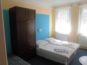 سرير أو أسرّة في غرفة في Penzion Laguna