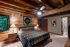 una camera con un letto in una stanza con pareti in legno di Other Side of the Mountain a New Tazewell
