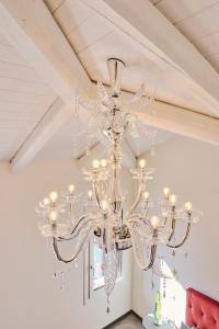lampadario pendente appeso a un soffitto in una stanza di Simone Cenedese Murano Apartments - Cristallo a Murano