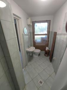 A bathroom at Sárga311 Üdülőház Szeged