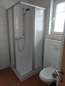 a bathroom with a shower and a toilet at Austernfischer Ferienwohnung in Dangast +8 photos