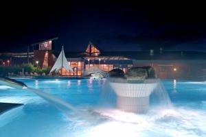 a water fountain in front of a building at night at Austernfischer Ferienwohnung in Dangast