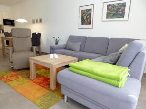 - un salon avec un canapé et une table dans l'établissement Jadesand Nordsee Park Dangast, à Dangast