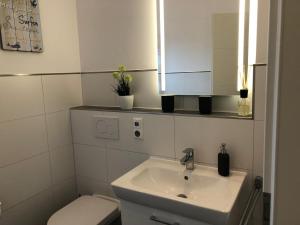 Koupelna v ubytování Loft Froenskip Nordsee Park Dangast + 25 fotografií