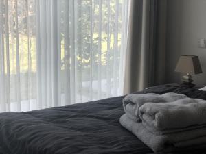 ダンガストにあるKukshörnの窓の前にタオルが付いたベッド +12枚の写真