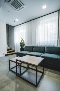 uma sala de estar com um sofá e uma mesa de centro em beauty bar concept em Žilina