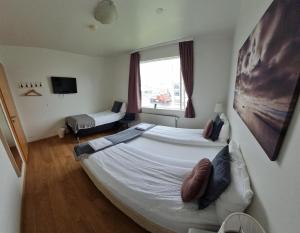 Een bed of bedden in een kamer bij Höfn Guesthouse