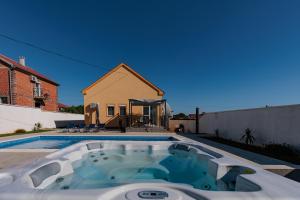 Bazén v ubytování Villa Family and Friends private heated pool with jacuzzi nebo v jeho okolí