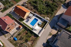 Bazén v ubytování Villa Family and Friends private heated pool with jacuzzi nebo v jeho okolí