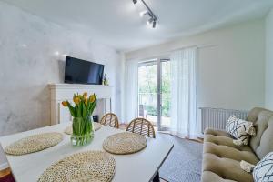 salon z białym stołem i krzesłami w obiekcie Blanca Apartamenty Polanica-Zdrój, Polanica Residence w Polanicy Zdroju