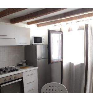 Kuchyňa alebo kuchynka v ubytovaní Casa Sole Mare
