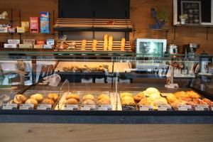 a display case in a bakery with various pastries at Seestübchen am Herthasee in Hörstel