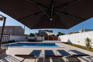 Bazén v ubytování Villa Family and Friends private heated pool with jacuzzi nebo v jeho okolí