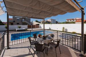 Bazén v ubytování Villa Family and Friends private heated pool with jacuzzi nebo v jeho okolí