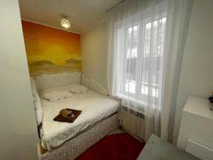 un pequeño dormitorio con una cama con sombrero en Чотири стихії, en Mizhhirya