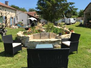 Vonkajšia záhrada v ubytovaní Twin Emperor Tent in Le Vieux Cerier Charente