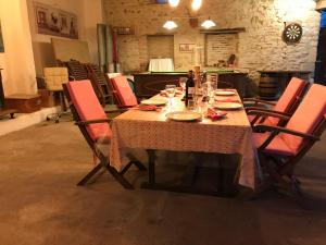 Reštaurácia alebo iné gastronomické zariadenie v ubytovaní Twin Emperor Tent in Le Vieux Cerier Charente