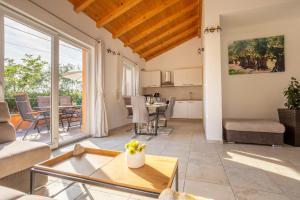 salon z kanapą i stołem w obiekcie Holiday house TOIĆI w Krku