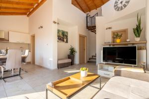 salon z dużym telewizorem z płaskim ekranem w obiekcie Holiday house TOIĆI w Krku