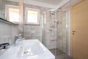 łazienka z umywalką i prysznicem w obiekcie Holiday house TOIĆI w Krku +31 zdjęć