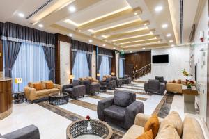 eine Lobby mit Sofas und Stühlen sowie einem TV in der Unterkunft Diwan Rose Hotel in Medina