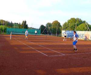 eine Gruppe von Leuten, die Tennis auf einem Tennisplatz spielen in der Unterkunft Gasthof-Pension Weninger in Paldau