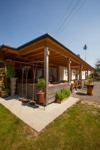 einem Holzpavillon mit Topfpflanzen auf einem Hof in der Unterkunft Gasthof-Pension Weninger in Paldau